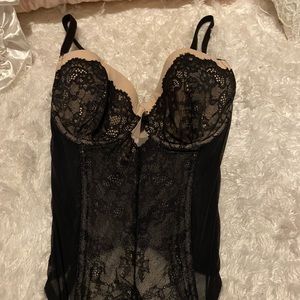 Victoria’s Secret black lace corset cream trim. NWT 34D removable garter straps